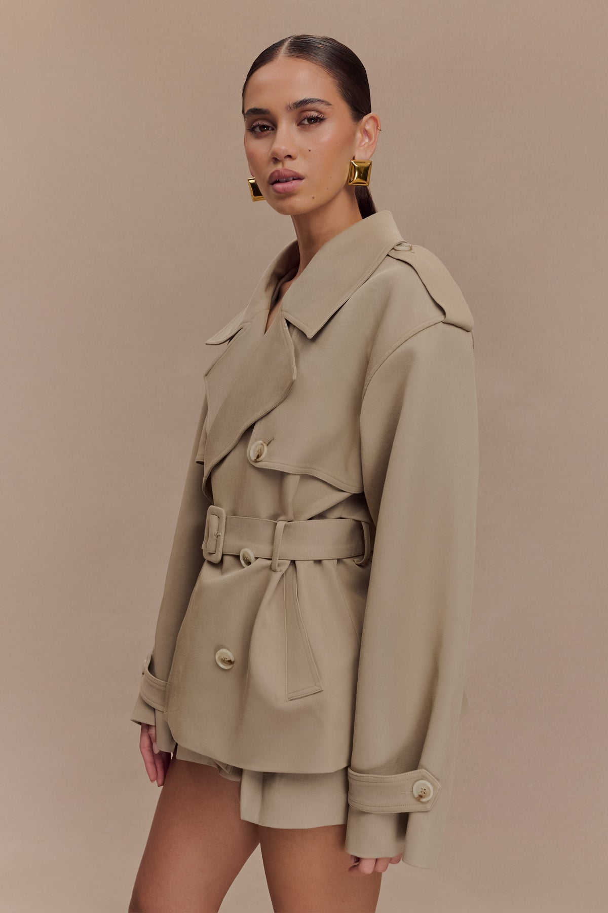 Elsje | Dames Korte Trenchcoat – Tailored Design met Ceintuur en Klassieke Details