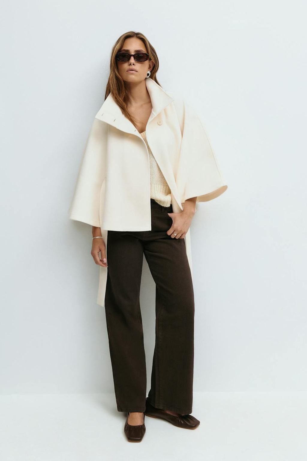 Clara Cape Capejas | Dames jas met cape-mouwen, hoge kraag en ceintuur