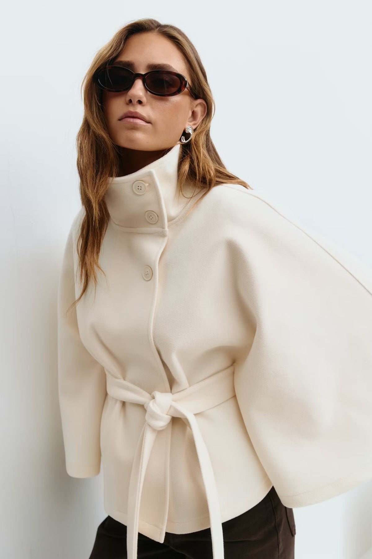 Clara Cape Capejas | Dames jas met cape-mouwen, hoge kraag en ceintuur