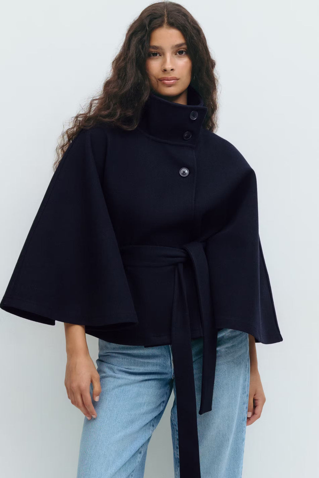 Clara Cape Capejas | Dames jas met cape-mouwen, hoge kraag en ceintuur