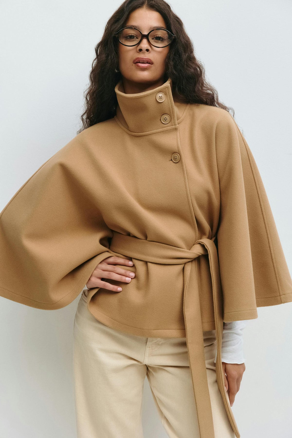 Clara Cape Capejas | Dames jas met cape-mouwen, hoge kraag en ceintuur