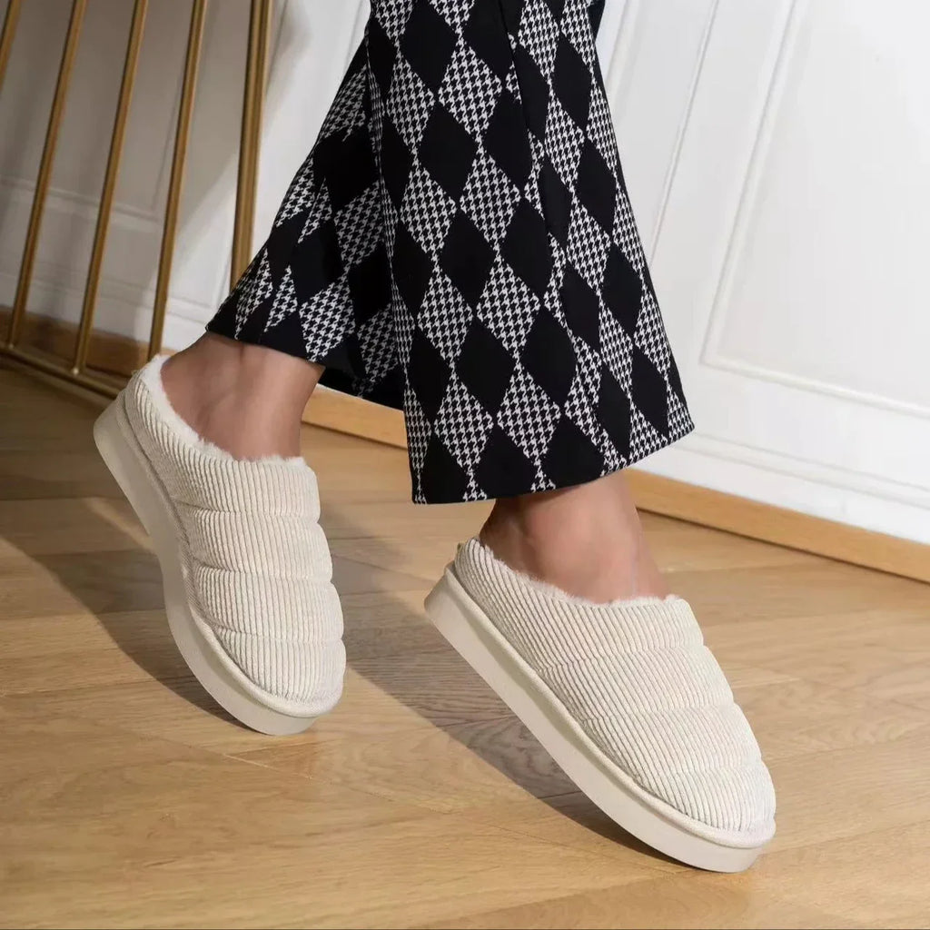 Dames Comfortabele Indoor Slippers – Zacht Fluweel, Effen Beige, Perfect voor Thuisgebruik