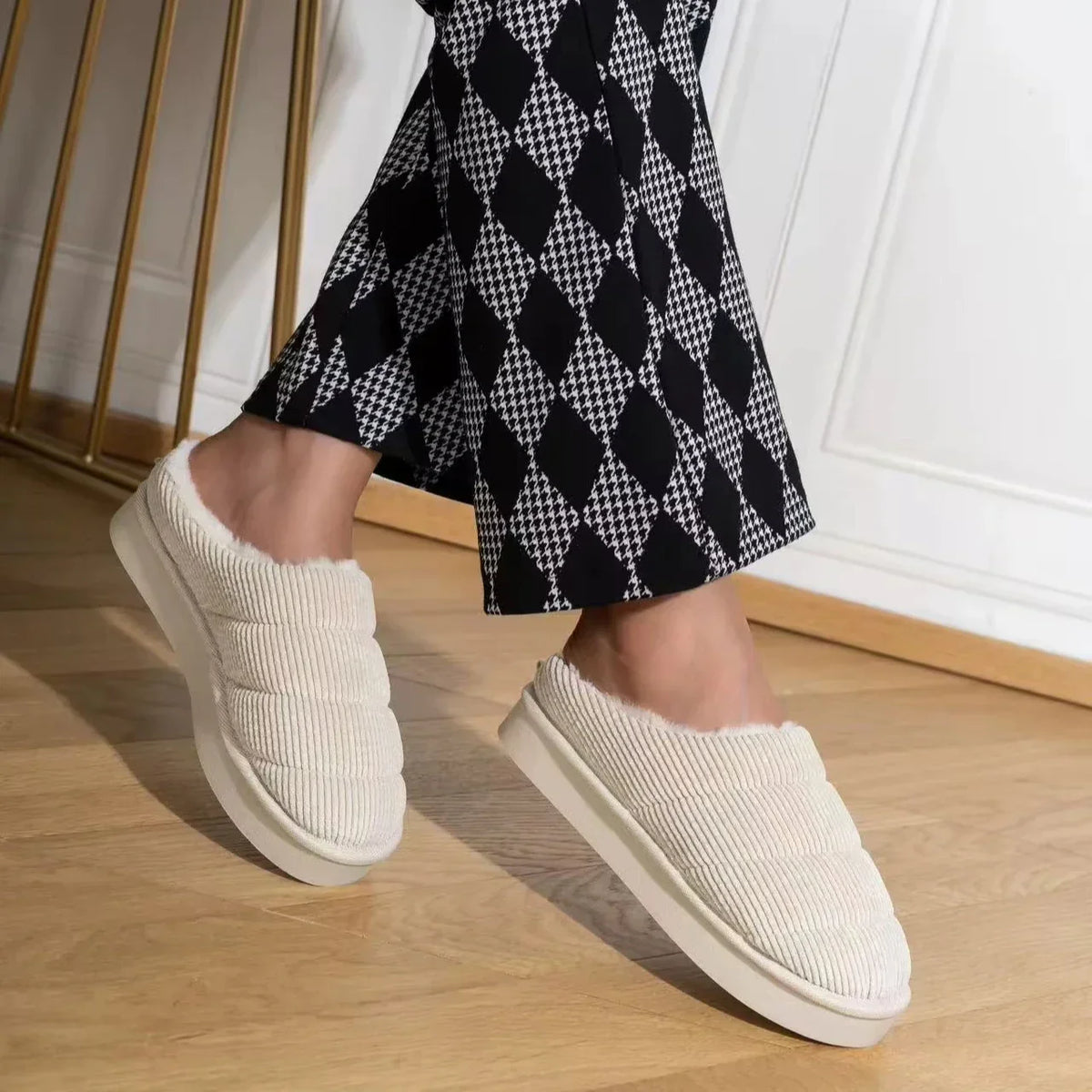 Dames Comfortabele Indoor Slippers – Zacht Fluweel, Effen Beige, Perfect voor Thuisgebruik