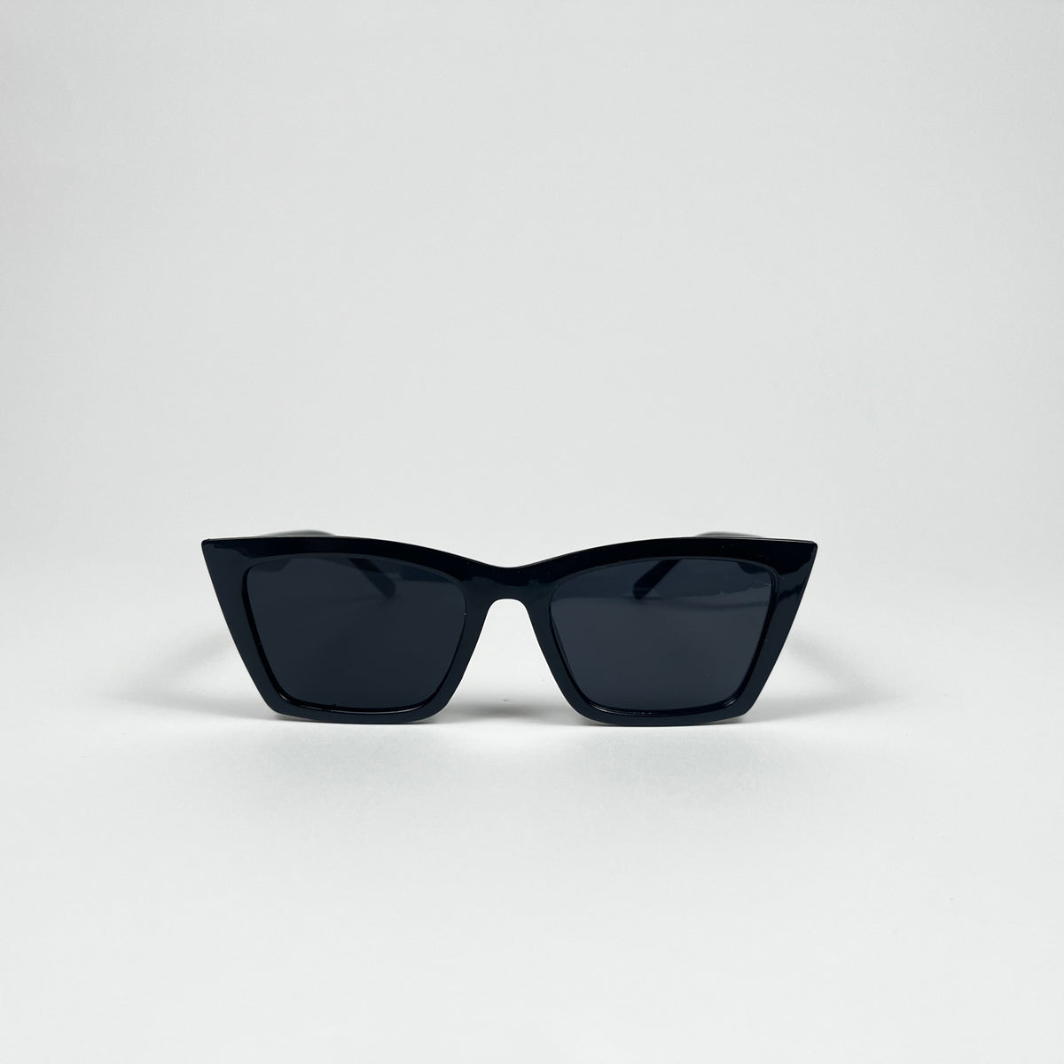 Noire | Zonnebril voor dames met cat-eye design en diepzwarte, gedurfde afwerking