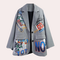 Mandy - Oversized damesblazer met tekst