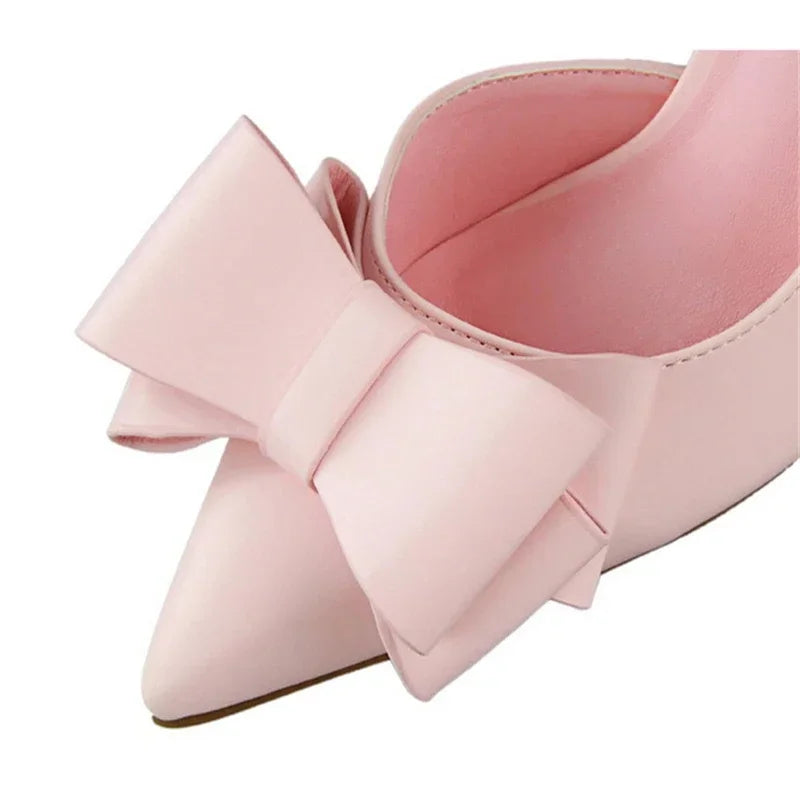 Pumps met Strikdetail