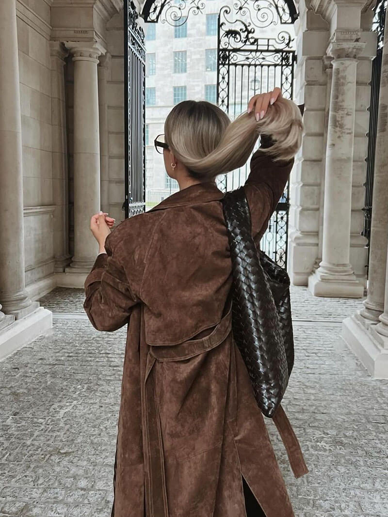 Nadine Dames Lange Suede Trenchcoat met Tailleceintuur Bruin