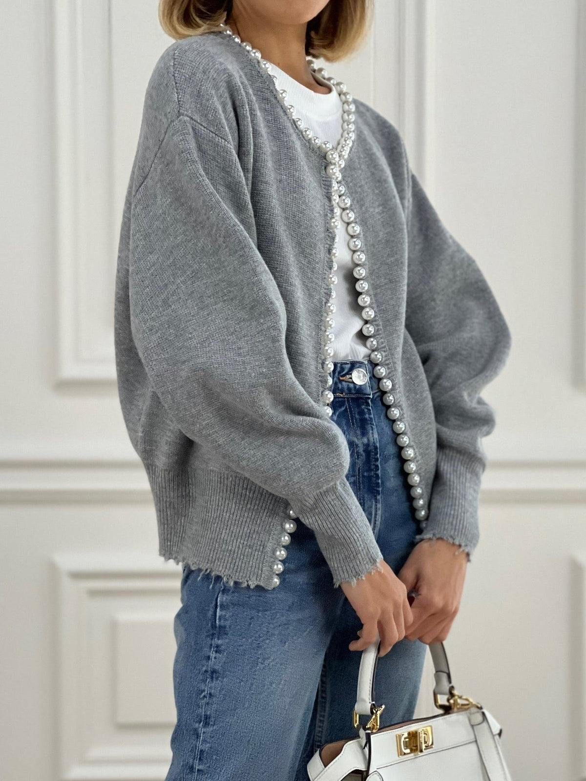 Jasmine Vest | Dames gebreid vest met parelrand en gescheurde zoom