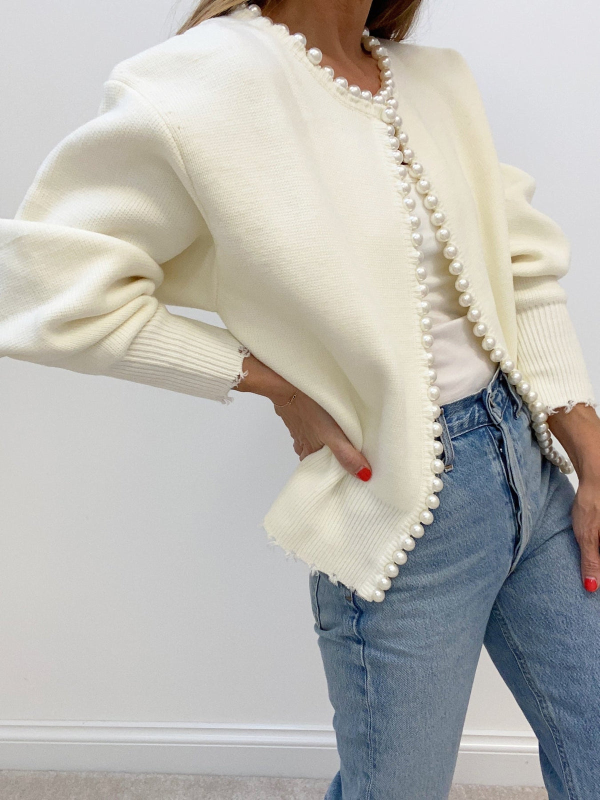 Jasmine Vest | Dames gebreid vest met parelrand en gescheurde zoom