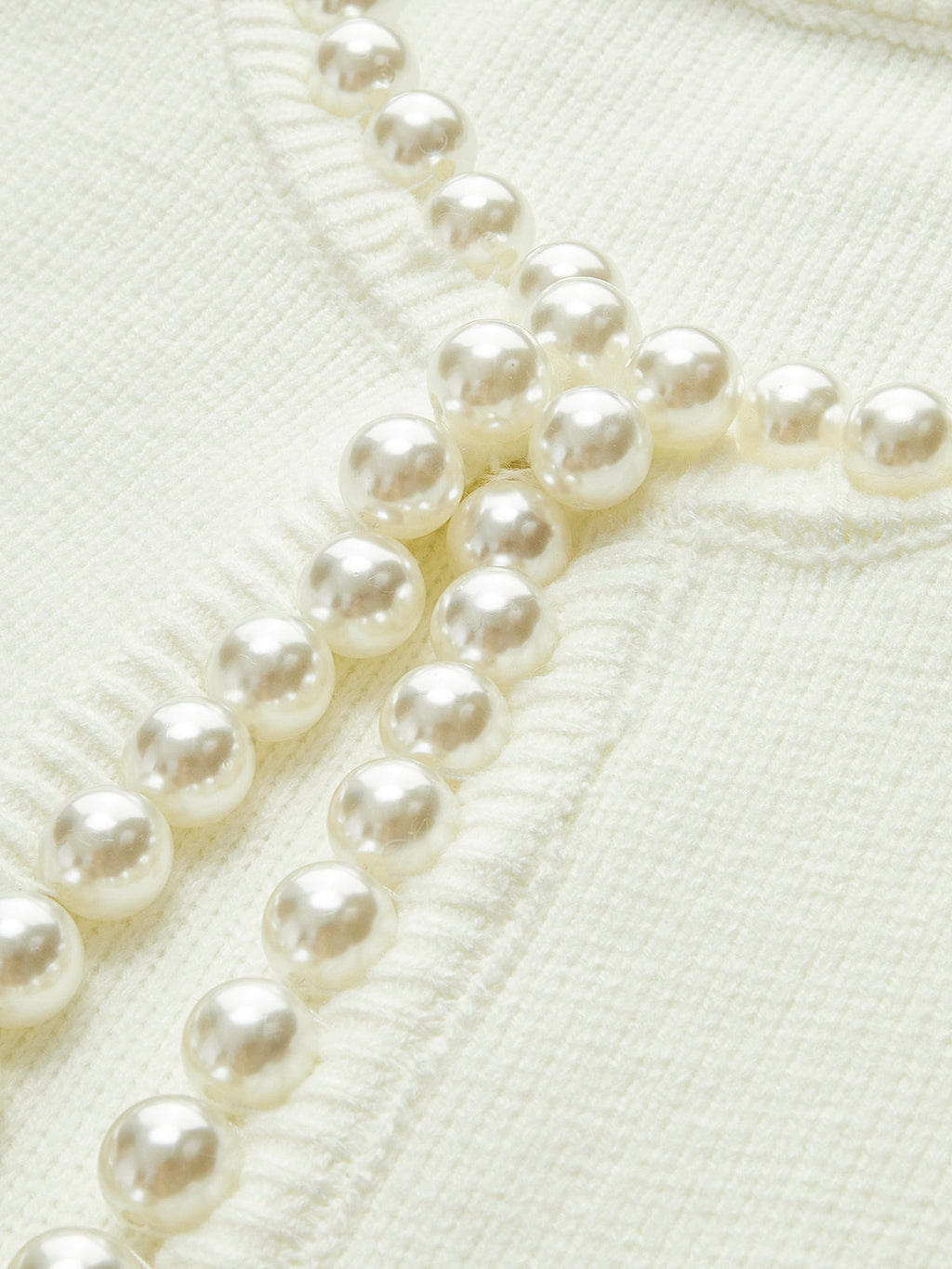 Jasmine Vest | Dames gebreid vest met parelrand en gescheurde zoom