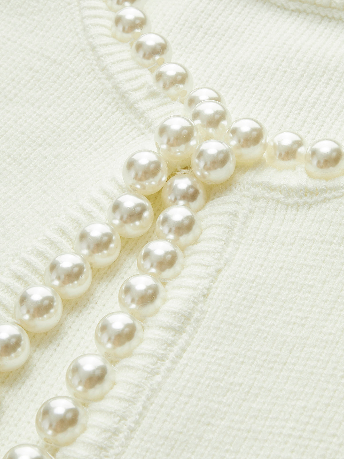 Jasmine Vest | Dames gebreid vest met parelrand en gescheurde zoom
